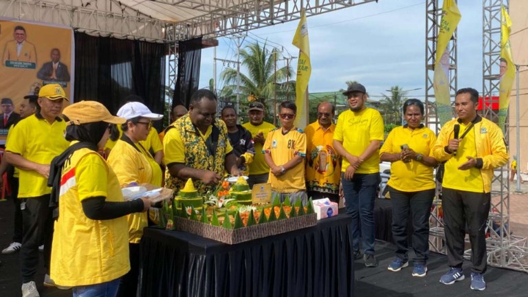 ratusan-kader-golkar-meriahkan-hut-ke-61-di-mimika