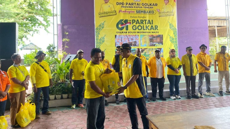 peringati-hut-ke-61-kader-golkar-bagikan-500-paket-sembako-kepada-lansia-janda