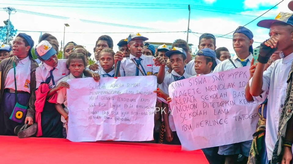 tolak-kepsek-baru-siswa-smp-yppk-wagete-geruduk-kantor-bupati-deiyai
