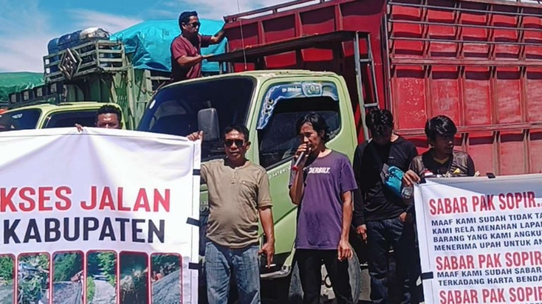 ratusan-sopir-aksi-protes-jalan-rusak-dan-maraknya-pemalangan-di-jalan-trans