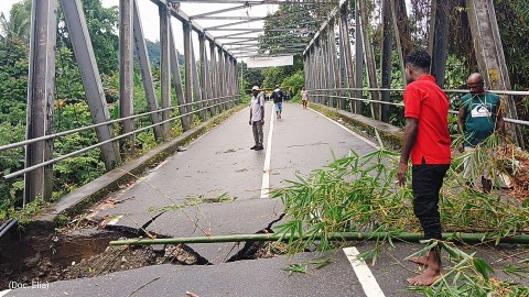 hujan-deras-guyur-nabire-jembatan-nabarua-atas-kali-harapan-putus
