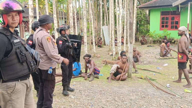 sembilan-orang-luka-akibat-bentrok-di-kwamki-narama