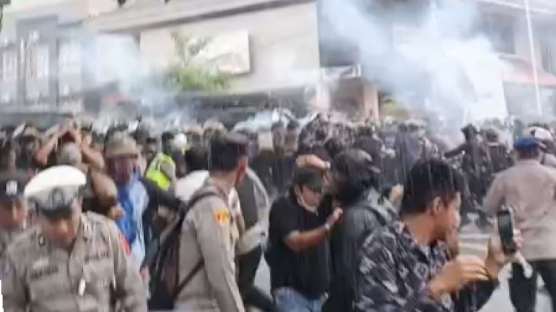 demo-di-jayapura-ricuh-massa-rusak-dan-bakar-mobil