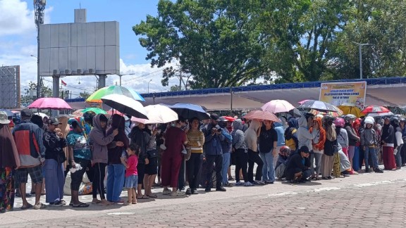 warga-rela-panas-panasan-antri-belanja-di-gerakan-pangan-murah