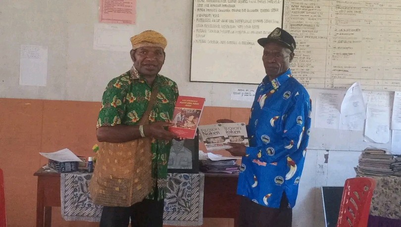 titus-pekei-edukasi-pentingnya-lestarikan-noken-di-sma-yppgi-waghete