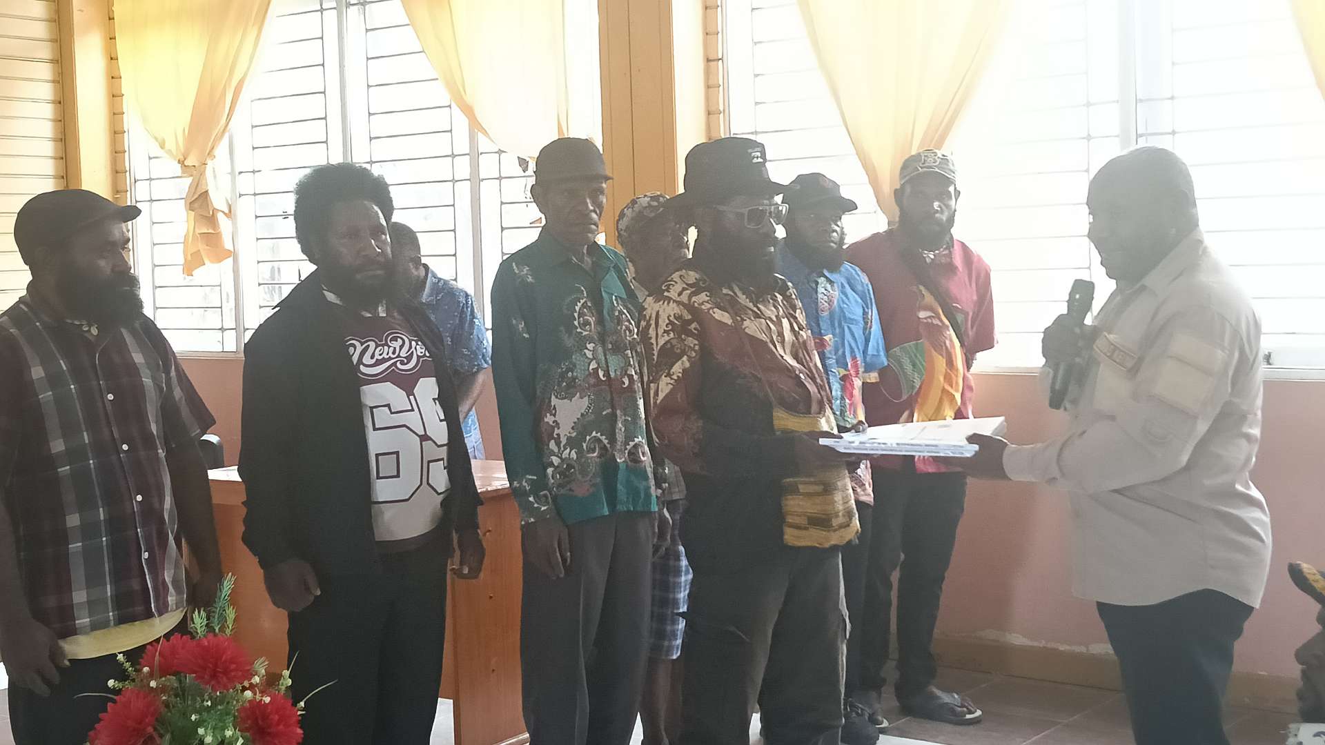 melkias-keiya-lantik-kepala-suku-8-kabupaten-papua-tengah