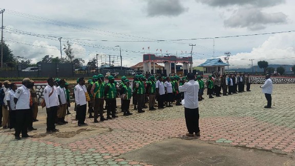 targetkan-deiyai-bersih-bupati-mote-lepas-pasukan-hijau