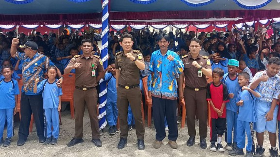 jaksa-masuk-sekolah-kejari-edukasi-cegah-bullying-sejak-dini-siswa-sd-inpres-timika-iv