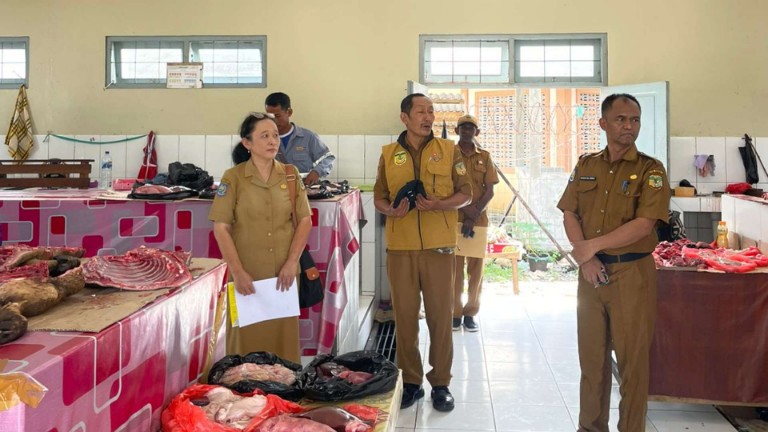 disperindag-dan-disnak-sosialisasi-timbangan-di-lapak-babi-pasar-sentral