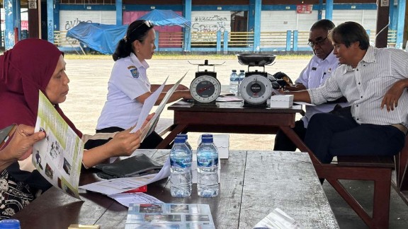 disperindag-segel-33-timbangan-ikan-di-pasar-sentral-satu-ditarik-karena-tak-layak