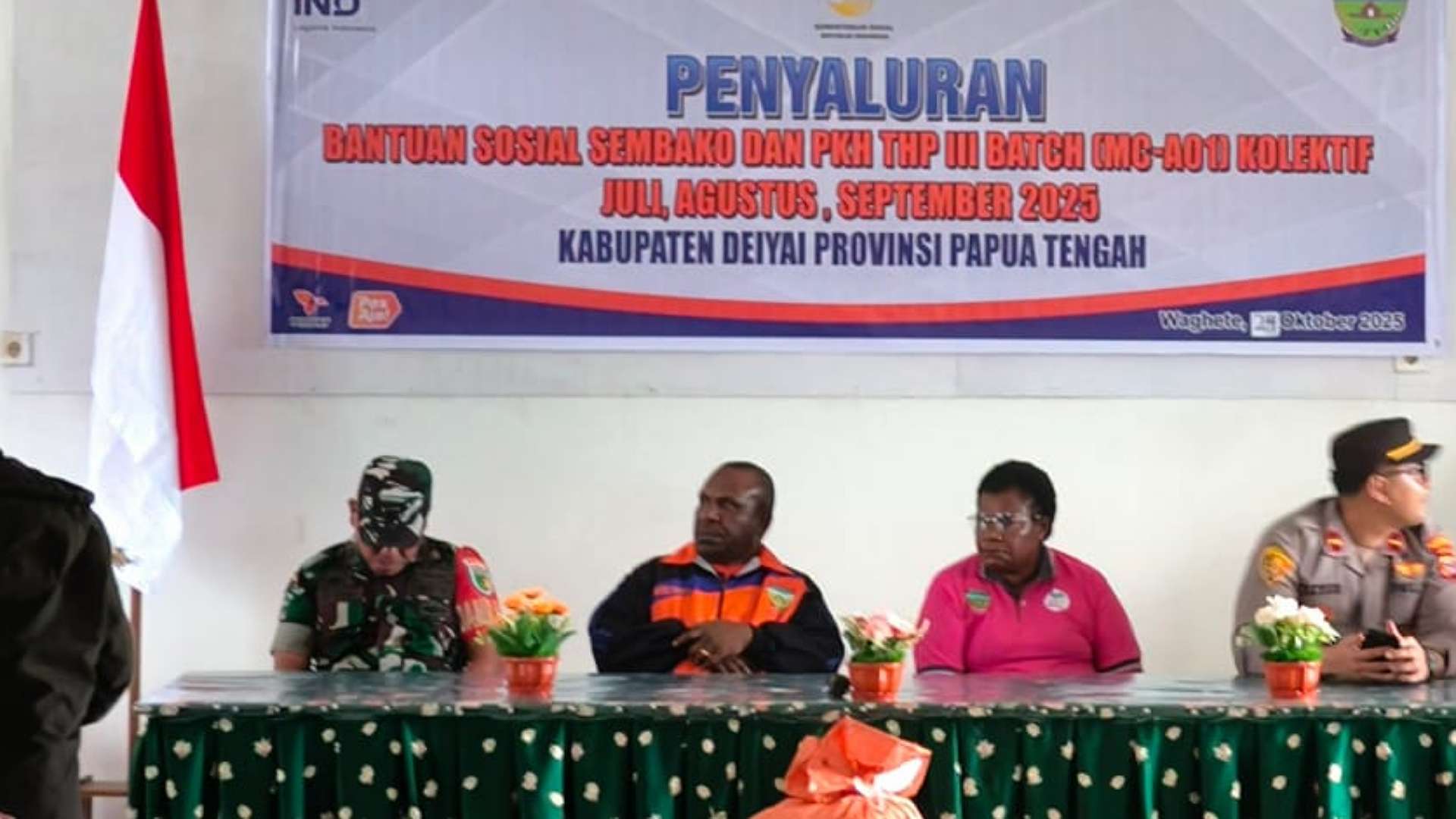 dinsos-deiyai-salurkan-bansos-sembako-pkh-tahap-iii-rp13-milyar