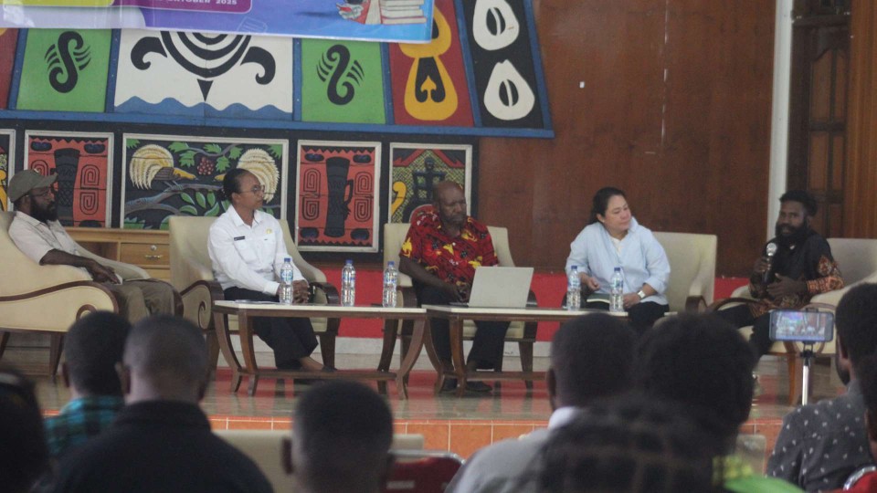 Forum Pegiat Literasi Provinsi Papua Tengah menggelar diskusi publik, Rabu (29/10/2025). Foto: Elia Douw/ Papua60detik