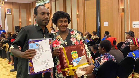 ptfi-disdukcapil-mimika-fasilitasi-nikah-massal-25-pasangan-karyawan-papua