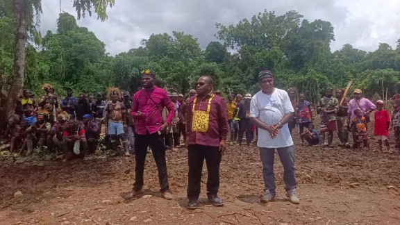 bupati-deiyai-komitmen-selesaikan-tapal-batas-dengan-mimika