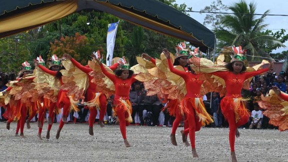 Perayaan Satu Abad Nubuatan Dominee I.S Kijne berlangsung di Kawasan Bukit Aitumieri, dihadiri ribuan warga serta pertunjukan tarian tradisional dan modern oleh para remaja dan pemuda. Foto: Corcom PTFI
