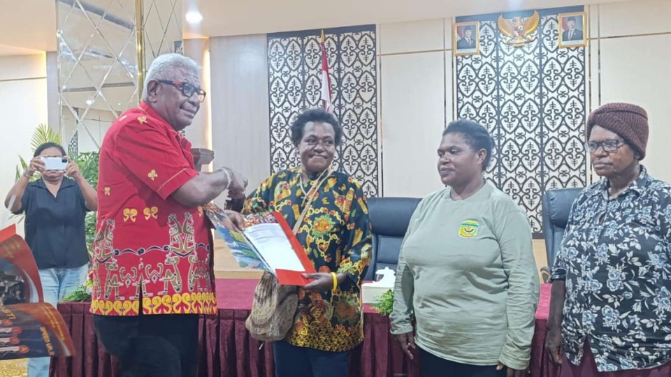 pelaku-usaha-hingga-musisi-mimika-dapat-sertifikat-haki