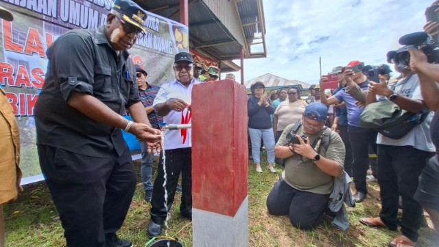 pembangunan-dari-kampung-ke-kota-bupati-resmikan-fasilitas-air-bersih-di-kampung-uta