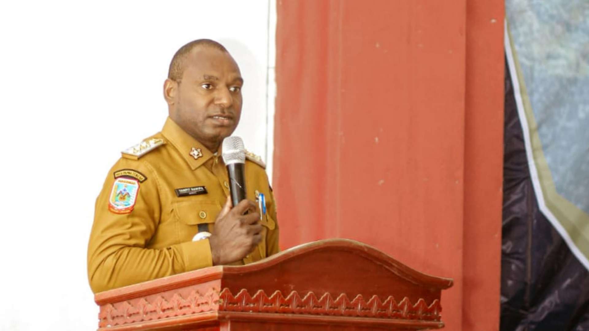 bupati-paniai-ajak-warganya-manfaatkan-medsos-cari-cuan