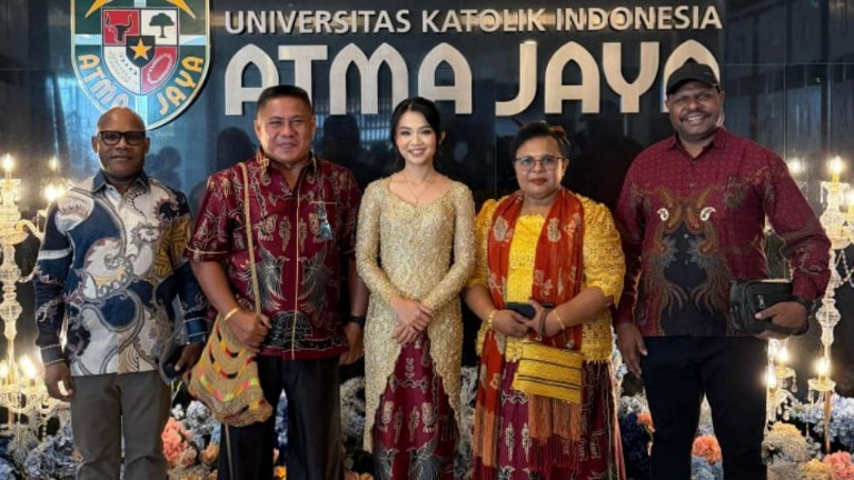 Aprilda Thalia Karupukaro Wujudkan Mimpi Jadi Dokter Lewat Beasiswa YPMAK