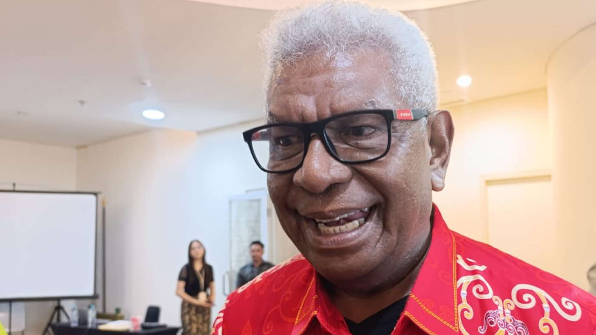 bupati-jelaskan-alasan-menunda-pengukuhan-kepala-kampung