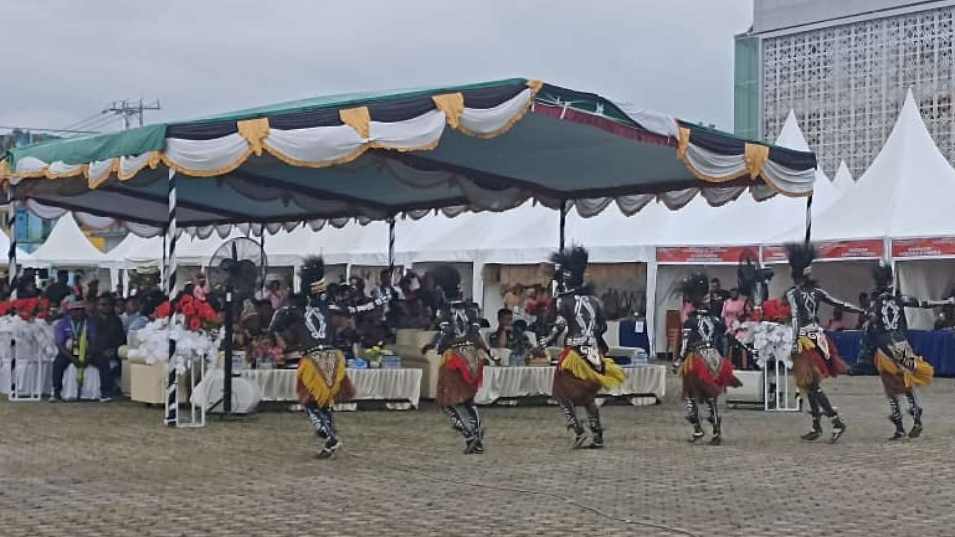 bupati-mimika-buka-festival-budaya-amungme-kamoro-berwawasan-nusantara