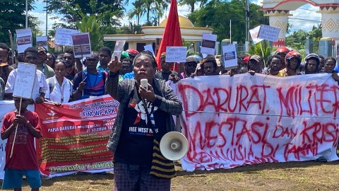 ratusan-mahasiswa-west-papua-demonstrasi-tolak-militerisme