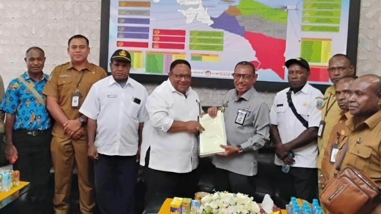 dpr-papua-tengah-serahkan-10-draft-raperda-ke-kakanwil-hukum-papua