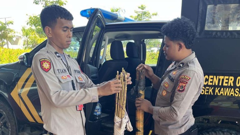 Anggota Polsek Kawasan Bandara Mozes Kilangin mengamankan puluhan bahan anak panah. Foto: Istimewa