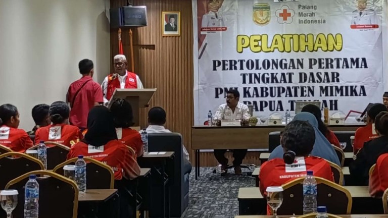 Bupati Mimika, Johannes Rettob membuka pelatihan pertolongan tingkat dasar yang digelar PMI, foto: Martha/ Papua60detik.