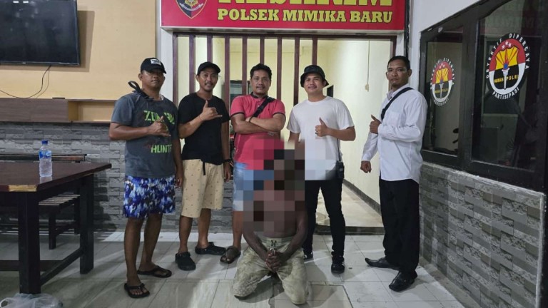 Terduga pelaku curanmor saat diamankan di Polsek Mimika Baru. Foto: Istimewa