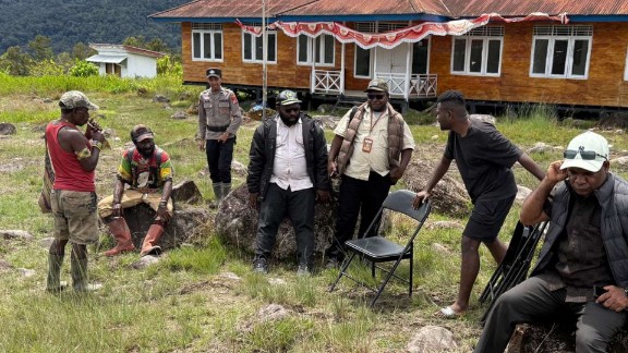 Ketua Komisi II DPRK Mimika, Dolfin Beanal mengunjungi warga di Distrik Jila. Foto: Faris/ Papua60detik