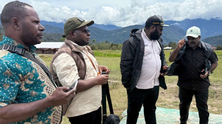 Ketua Kelompok Khusus (Poksus) DPRK Mimika, Abrian Katagame mengunjungi Distrik Jila. Foto: Faris/ Papua60detik