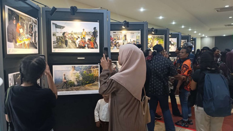 Pengunjung pameran foto pengabdian wajah pahlawan kesehatan di Hotel Serayu. foto: Martha/Papua60detik