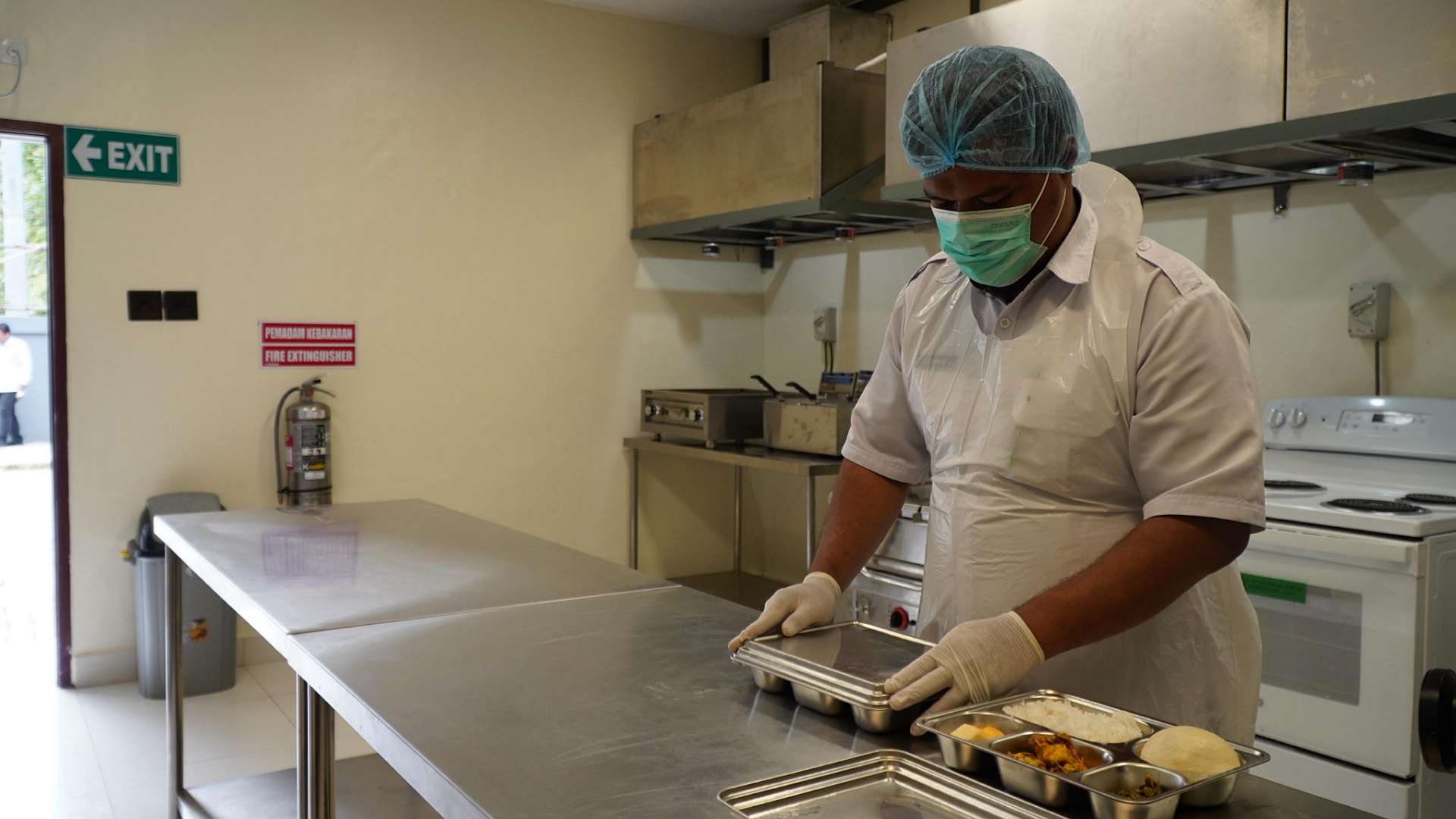 Petugas dapur menyiapkan makanan bagi pasien di Dapur Mandiri RS Waa Banti. Foto: Corcom PTFI