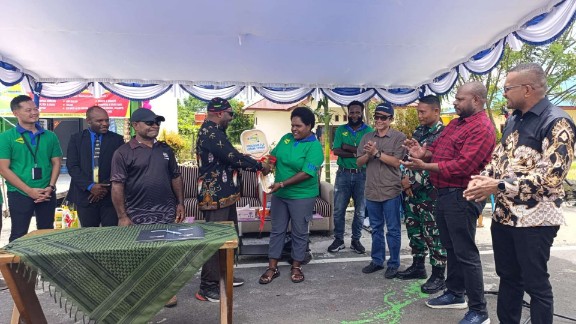 resmikan-kios-binaan-ypmak-bekali-literasi-keuangan