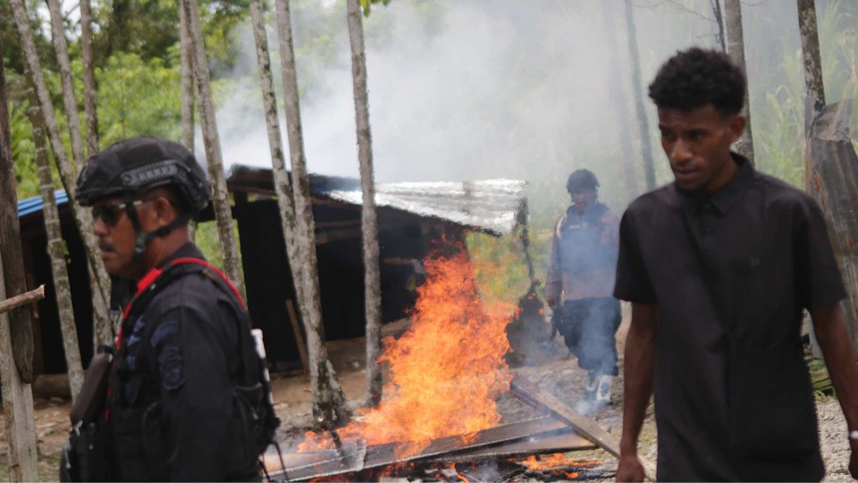 Aparat saat melakukan penyisiran lokasi perang. Sejumlah alat perang dimusnahkan di tempat. Foto: Eka/Papua60detik