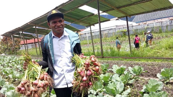 penyuluh-pertanian-deiyai-yoni-pigai-raih-penghargaan-dari-kementan-pertanian