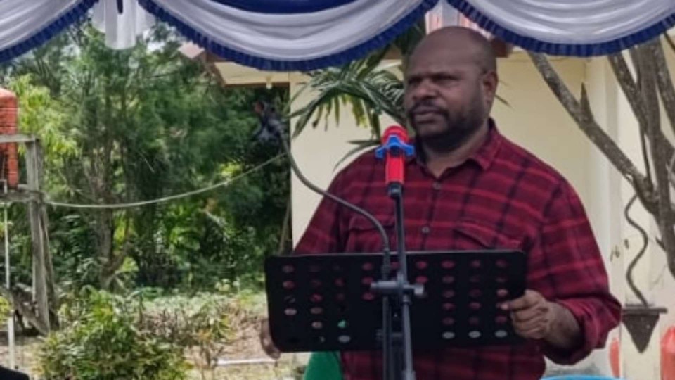 Ketua Pengurus YPMAK, Leonardus Tumuka sampaikan sambutan di kegiatan Soft Opening Financial Literacy Program (FLP), foto: Martha/Papua60detik