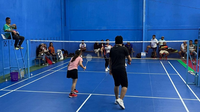 hkn-2025-tenaga-kesehatan-mimika-adu-skill-di-turnamen-badminton