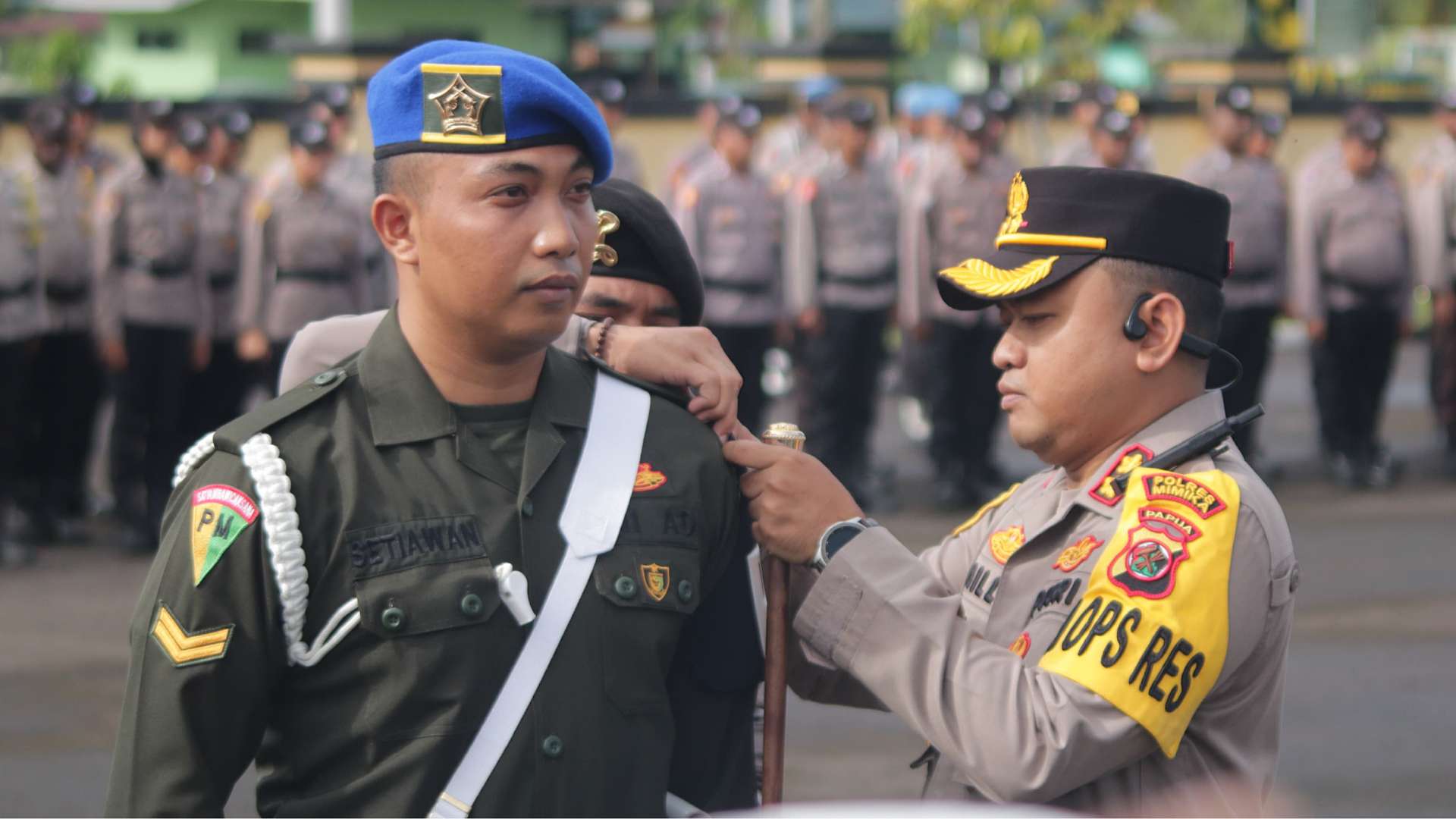 Penyematan pita tanda berlangsungnya operasi Zebra Noken. Foto: Eka/Papua60detik