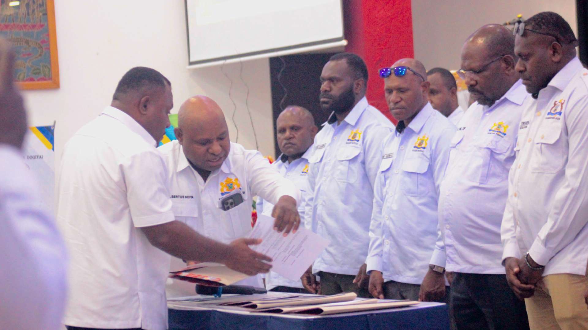 Ketua Kadin Papua Tengah Alexander Gobai kiri, Di Dampingi Direktur Eksekutif Kadin Papua Tengah Albertus Keiya Tengah. Foto : Elia Douw/Papua60detik