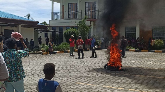 FPHS dan LMA bakar ban tuntut kompensasi 10 Amdal PTFI di kantor YPMAK, Jalan Yos Sudarso, Senin (17/11/2025).. Foto: Eka/ Papua60detik