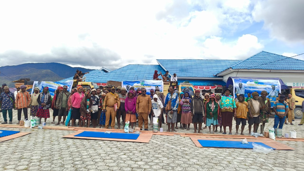 bupati-deiyai-bagikan-bahan-bangunan-kepada-67-warga