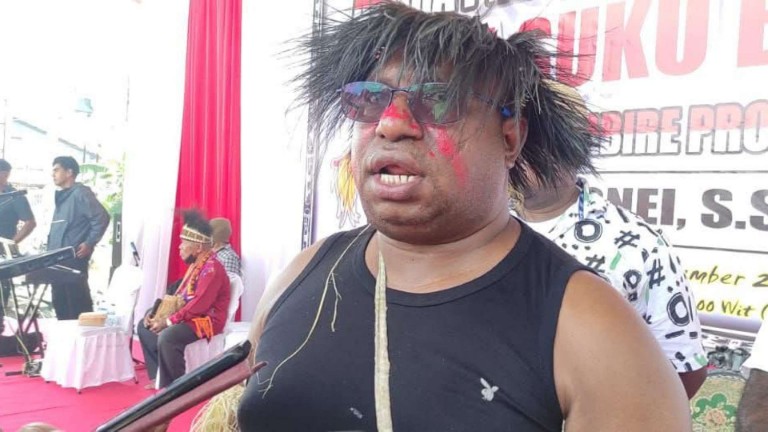 otis-monei-dikukuhkan-jadi-kepala-suku-wate-ajak-jaga-persatuan-dan-keamanan