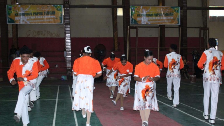 dewan-kesenian-papua-tengah-gelar-lomba-yosim-pancar-yospan