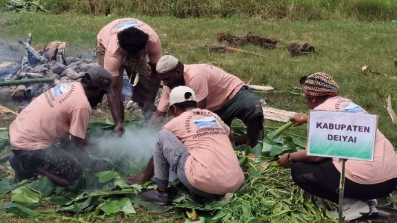 Peserta lomba Barapen dari Kabupaten Deiyai. Foto : Elia Douw/Papua60detik