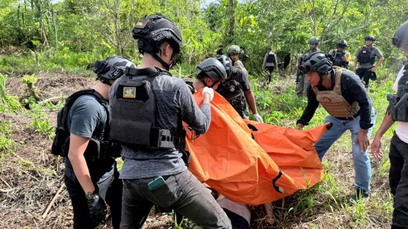 Satgas Ops Damai Cartenz bersama Polres Yahukimo mengevakuasi jenazah seorang pekerja bangunan di kawasan Jalan Gunung, Kabupaten Yahukimo, Rabu (19/11/2025). Foto: Satgas Humas ODC