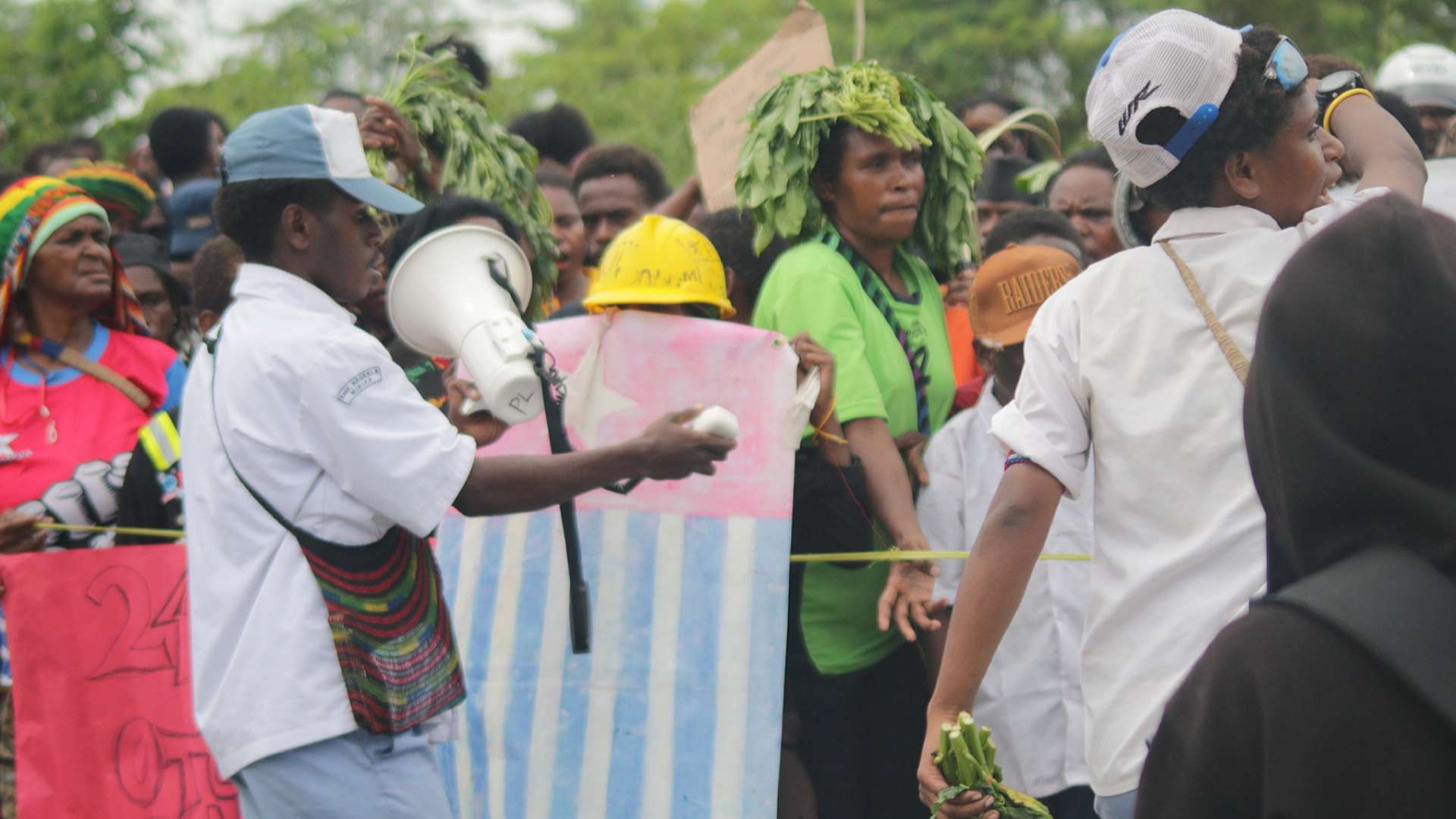 massa-bentangkan-bintang-kejora-di-demonstrasi-kegagalan-otsus