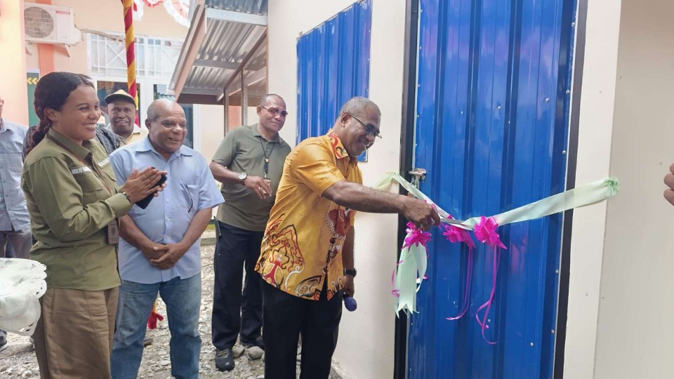 ubah-pola-pengelolaan-sampah-dlh-mimika-launching-kios-sampah-inauga