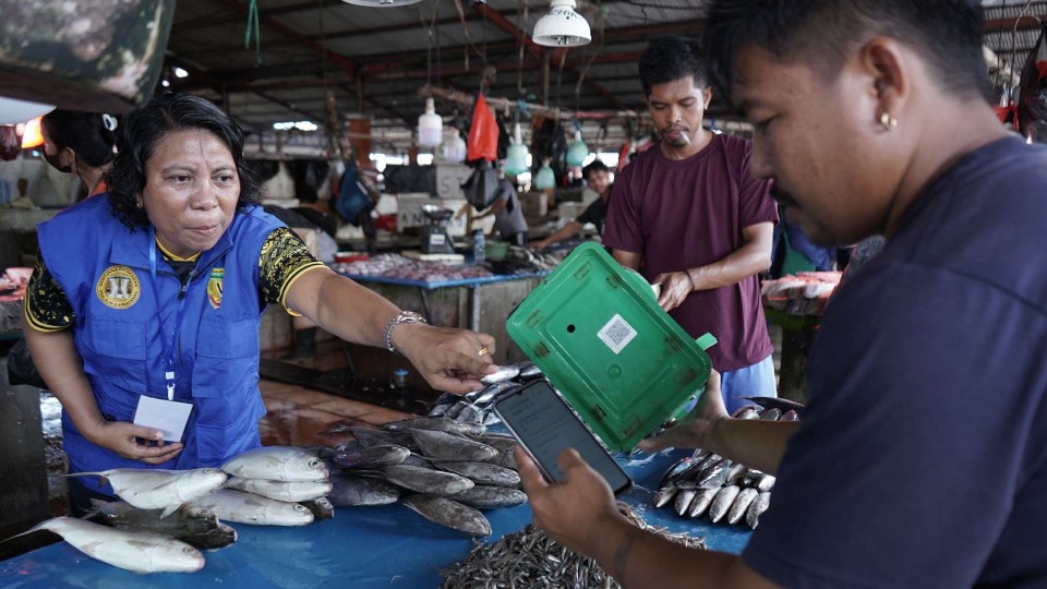disperindag-mimika-terapkan-qr-code-pada-ratusan-timbangan-di-pasar-sentral